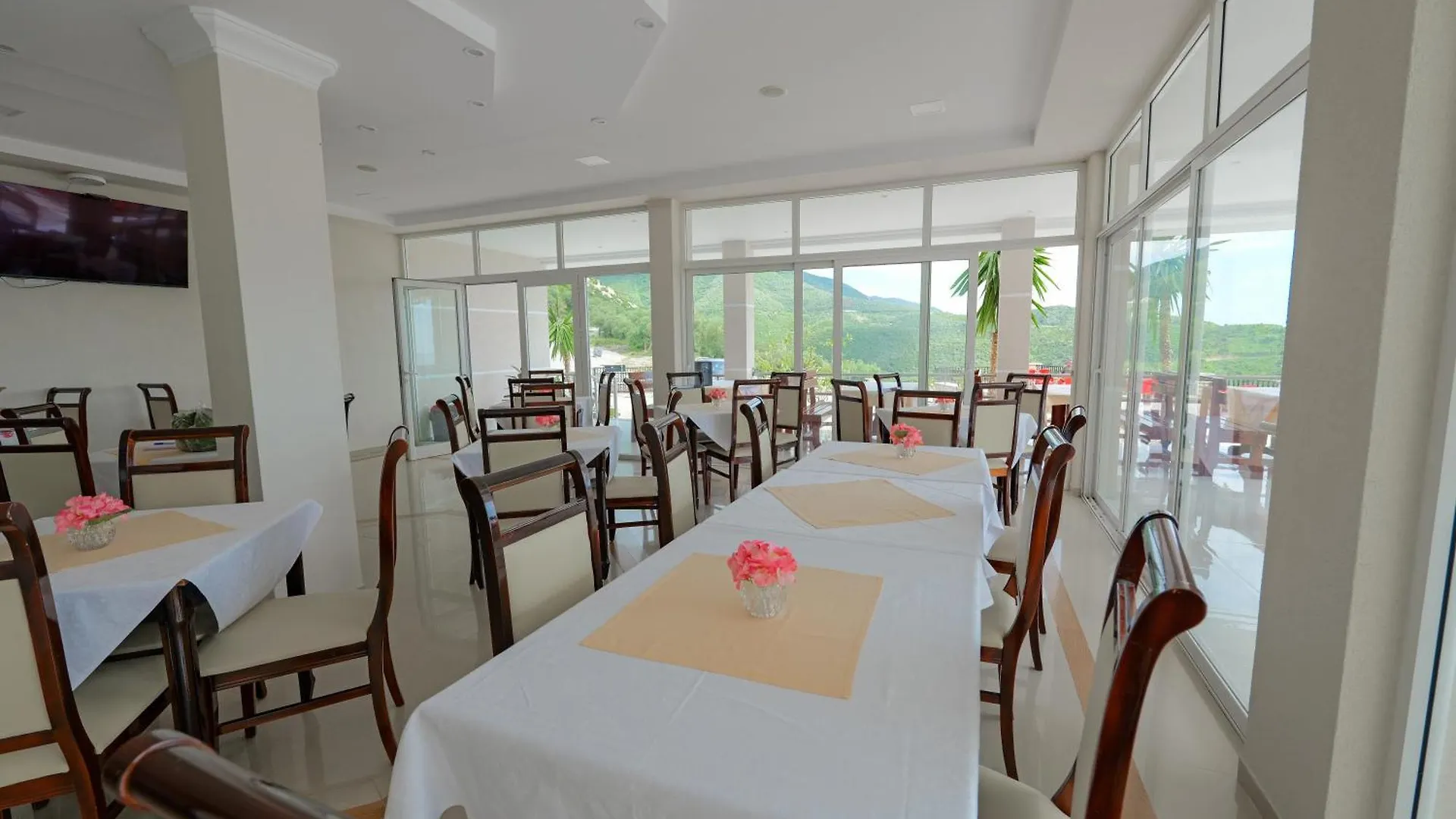 Seaview Bunec Piqeras Hotel